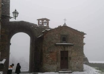 Volterra innevata da neve fresca