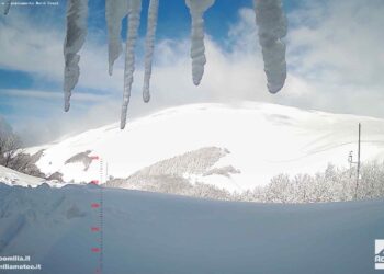 Quattro metri di neve è lo spessore del manto bianco presente al Rifugio Battisti, in Appennino, a 1760 metri di altezza