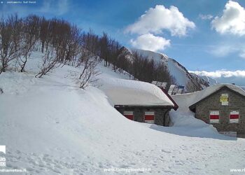 La neve comincia a sciogliersi dalle vette con il caldo della fine di Marzo, tuttavia sono ancora presenti 280 cm di neve a circa 1760 metri di altezza.