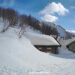 La neve comincia a sciogliersi dalle vette con il caldo della fine di Marzo, tuttavia sono ancora presenti 280 cm di neve a circa 1760 metri di altezza.