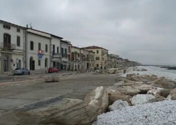 La città costiera di Marina di Pisa (PI) invasa dai sassi portati in strada dalla mareggiata