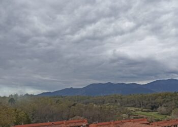 Instabilità durante il pomeriggio a causa della presenza di aria fredda in quota, con formazioni cumuliformi nei pressi del Monte Serra.