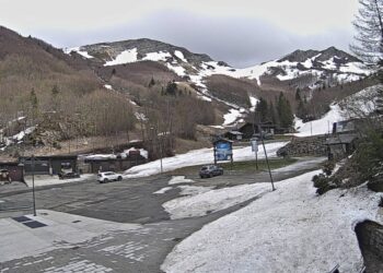 Ancora vaste chiazze e dune di neve sono presenti nella Val di Luce (PT), vicino all’Abetone, a 1500 metri di altezza