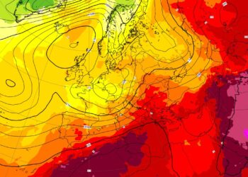 La profonda saccatura atlantica, con minimo depressionario centrato sulla Francia, che ha causato il vento di libeccio sulla Toscana