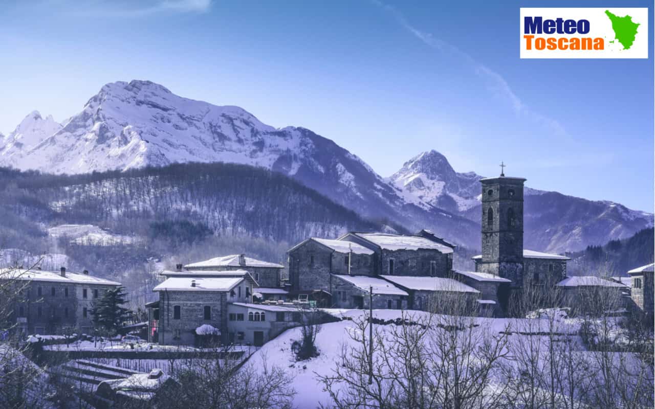 Gramolazzo, il Lago con vista verso le Apuane in un normale inverno.